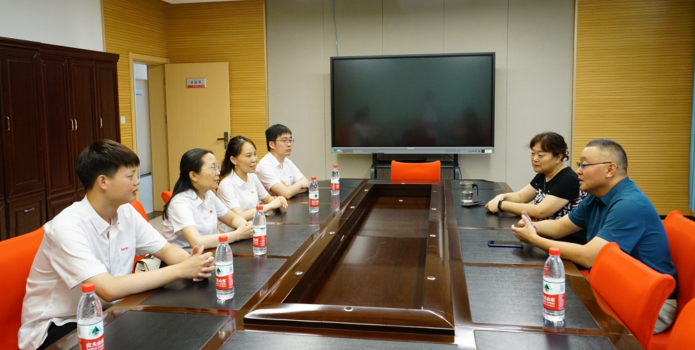 傳遞愛(ài)心 關(guān)愛(ài)孤殘兒童    ——依愛(ài)消防慰問(wèn)兒童福利院普及消防安全知識